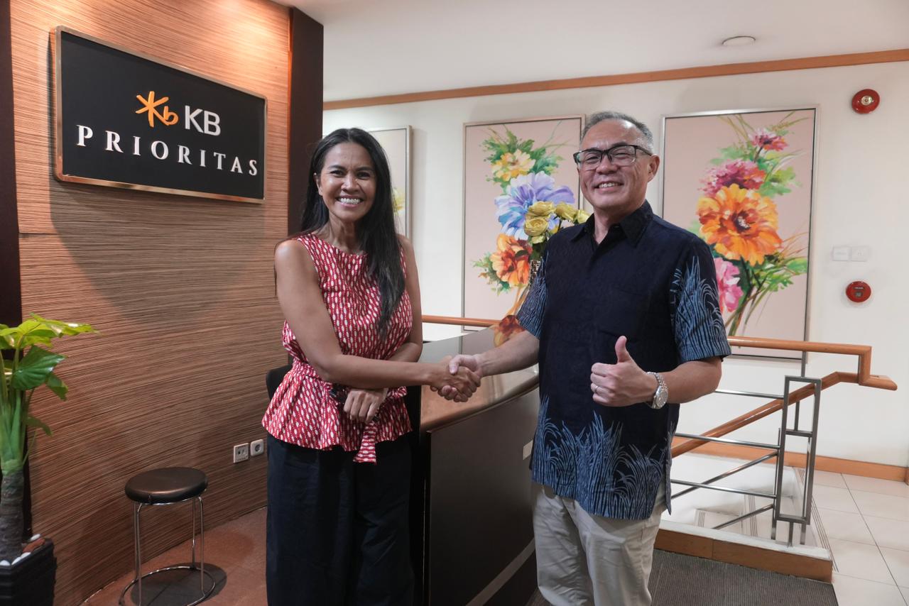 Teges Prita Soraya, Direktur Utama, PT Paramarta Rolas Jaya (kiri); Widodo Suryadi, Direktur Wholesale, KB Bank (kanan)