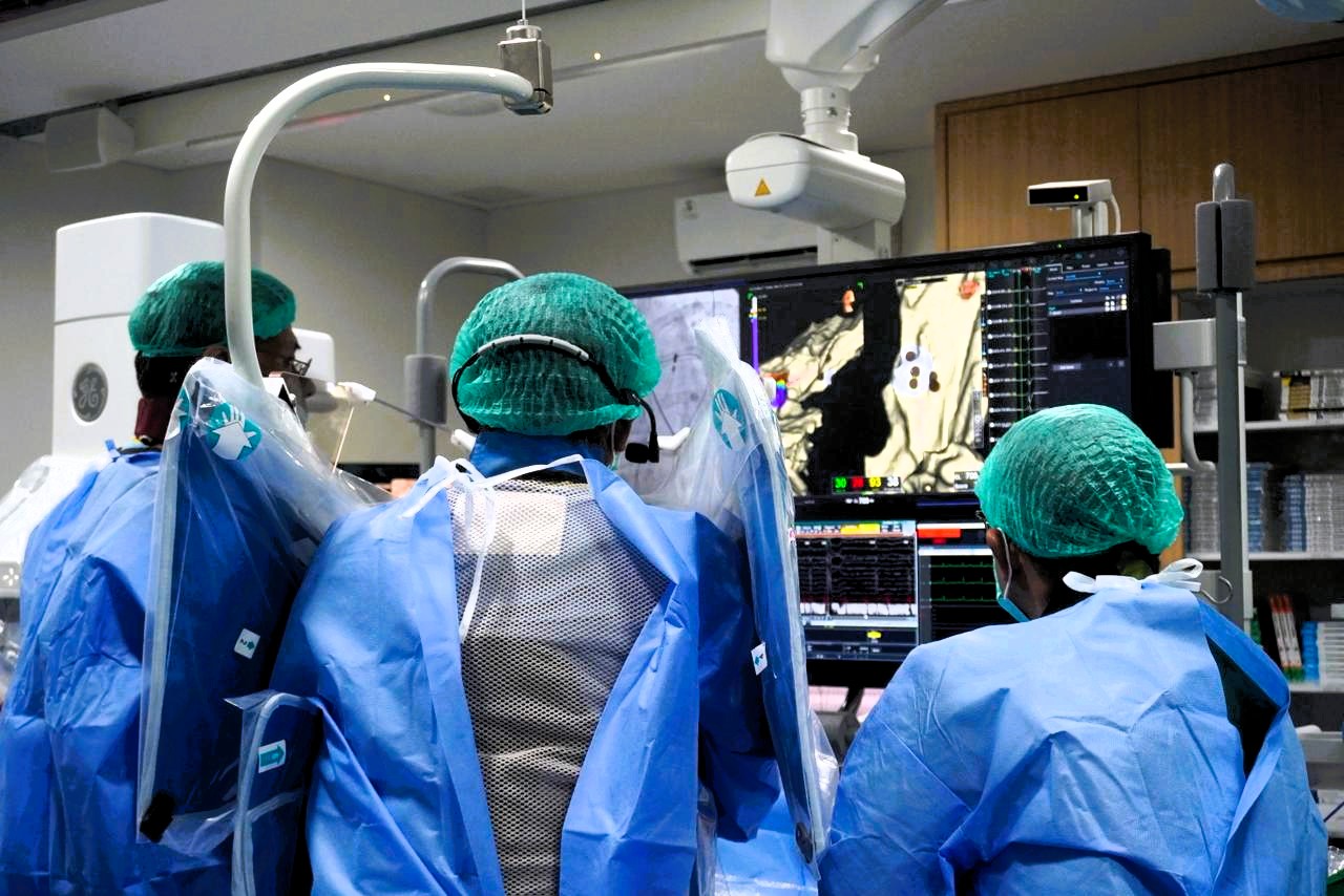 Prof. Dr. dr. Yoga Yuniadi, Sp.JP(K), FIHA, Prof. Yenn-Jiang Lin, MD, PhD, dan dr. Agung Fabian Chandranegara, Sp.JP(K), FIHA saat live case tindakan pertama.